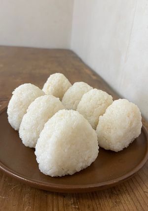 ストウブ鍋で作るコンビニ風の塩むすび-レシピのメイン写真