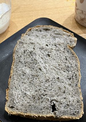 そのままで美味しい黒胡麻パン-レシピのメイン写真