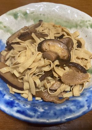 常備菜に！豆腐皮と椎茸の炒め煮-レシピのメイン写真