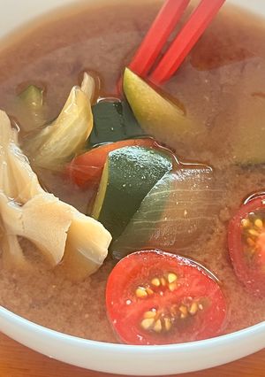 ズッキーニ・新玉葱・舞茸・トマト入味噌汁-レシピのメイン写真