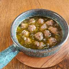 รูปของ カレー味の牛肉団子でアヒージョ