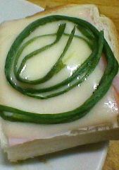 ぐるぐる！水蓮菜のピザトースト-レシピのメイン写真
