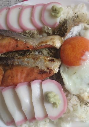 備蓄米でカフェ丼69塩紅鮭網焼き蒲鉾月見-レシピのメイン写真