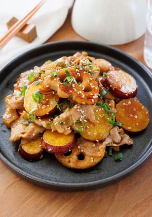【れんこんとさつまいもと豚肉の甘辛ごま絡め】-レシピのメイン写真