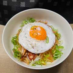 รูปของ フィッシュソーセージとシャキシャキ野菜の半熟目玉