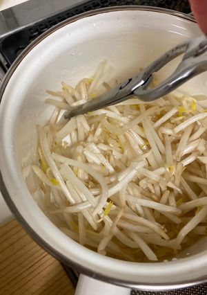 ひと手間：味噌汁のもやしは切る。-レシピのメイン写真