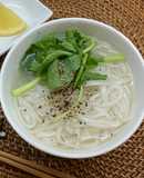 ベトナム風ルッコラとフォーの温かい麺