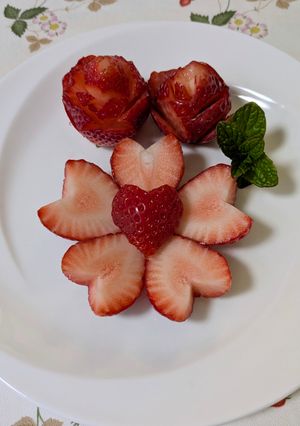 いちご飾り切り〜桜〜-レシピのメイン写真