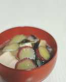 さつまいもと厚揚げとワカメのお味噌汁