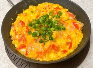 フライパンでそのまま♪カニカマでカニ玉-レシピのメイン写真