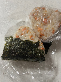 鮭の身あらでおにぎり-レシピのメイン写真