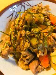 豚こまぎれ肉の玉かけ肉じゃが丼-レシピのメイン写真