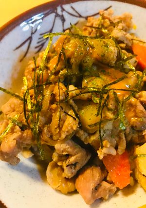 豚こまぎれ肉の玉かけ肉じゃが丼-レシピのメイン写真
