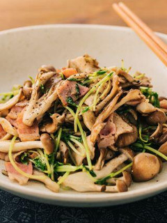 食物繊維がとれる!豆苗ときのこの炒め物-レシピのメイン写真