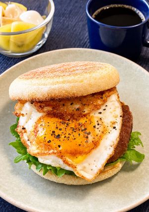 イングリッシュマフィンで月見バーガー-レシピのメイン写真