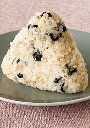 袋でふりふりおにぎり『梅わかめとじゃこ』-レシピのメイン写真