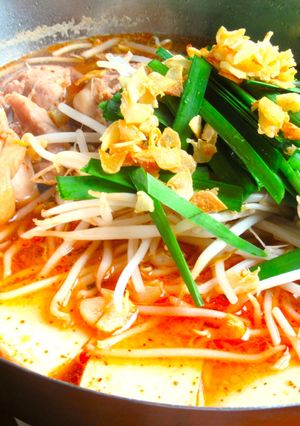 鶏もも肉ともやしとニラの赤辛にんにく鍋-レシピのメイン写真