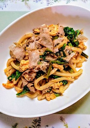 簡単ランチ！小松菜と豚肉、卵の焼うどん-レシピのメイン写真