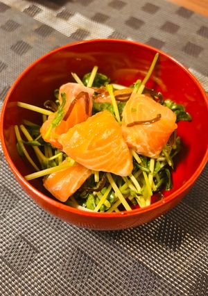 サーモンと豆苗の塩昆布ポン酢和え-レシピのメイン写真