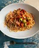 豚肉とベーコンのトマト煮のパスタ