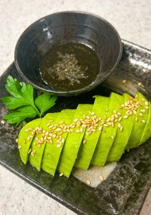 簡単つまみ♪アボカドスライスをごま油塩で-レシピのメイン写真