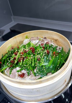せいろで作るモツ鍋風 白だし豚ニラのせ-レシピのメイン写真