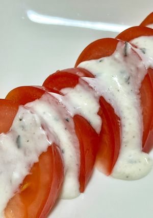 ヨーグルトソースで食べるトマト-レシピのメイン写真