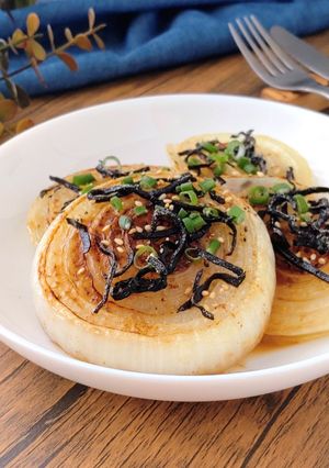 簡単とろ旨☆新玉葱のバター塩昆布ステーキ-レシピのメイン写真