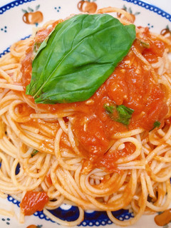 シンプルなトマトとバジル、チーズのパスタ-レシピのメイン写真