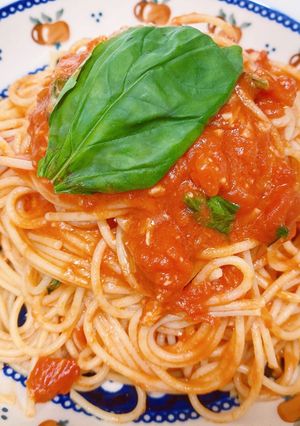 シンプルなトマトとバジル、チーズのパスタ-レシピのメイン写真