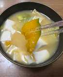 豆腐と油揚げの味噌汁（カボチャ使用）