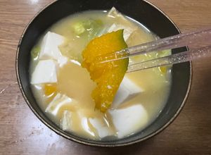 豆腐と油揚げの味噌汁（カボチャ使用）-レシピのメイン写真