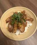 豚肉をソースベースのタレで味付け