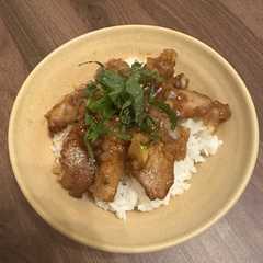 รูปของ 豚肉をソースベースのタレで味付け