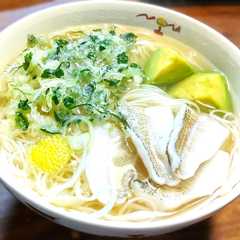 A picture of 美味しいキスの出汁のにゅうめんかき揚げ・アボカド.