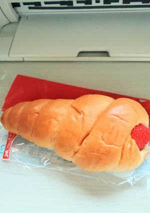 市販コロネでチョコイチゴバナナ-レシピのメイン写真