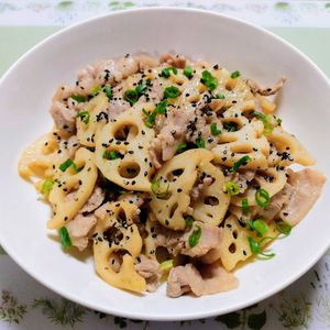 さっぱり美味しい！豚バラ肉とれんこんの甘酢炒め