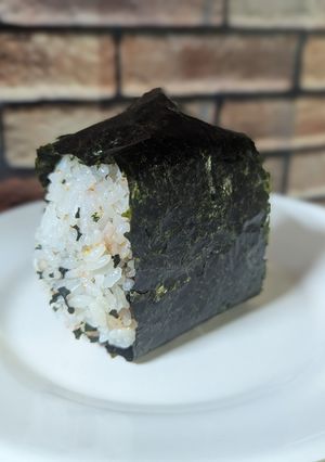 ピリ辛わかめおにぎり♪-レシピのメイン写真