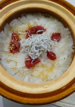 【土鍋】新玉ねぎと梅の炊き込みご飯-レシピのメイン写真