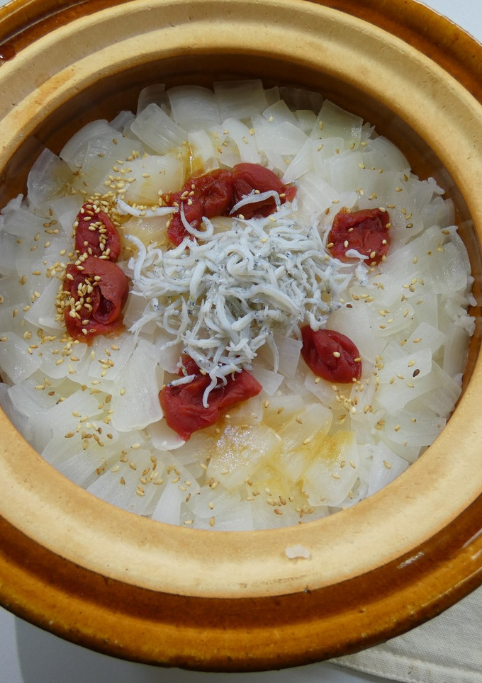 【土鍋】新玉ねぎと梅の炊き込みご飯-レシピのメイン写真