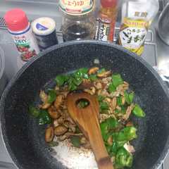 รูปของ 豚肉とピーマンと椎茸のオイスターソース醤油炒め