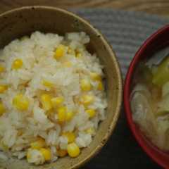 รูปของ 白だしで作るとうもろこしの炊き込みごはん