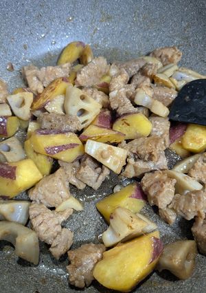韓国風 豚肉、さつまいもとレンコン炒め-レシピのメイン写真
