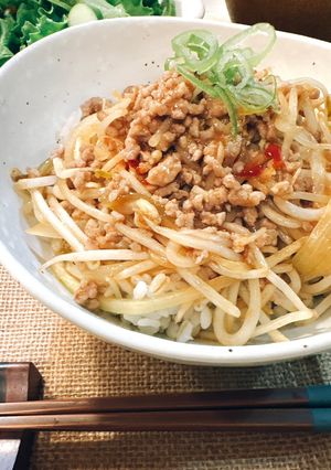 節約レシピ！もやしと挽肉のピリ辛炒め丼-レシピのメイン写真