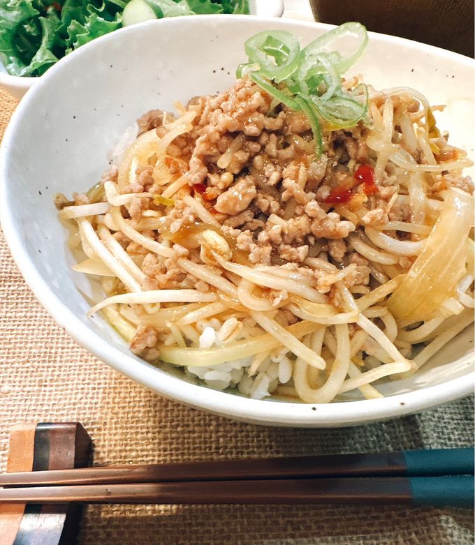 節約レシピ！もやしと挽肉のピリ辛炒め丼-レシピのメイン写真