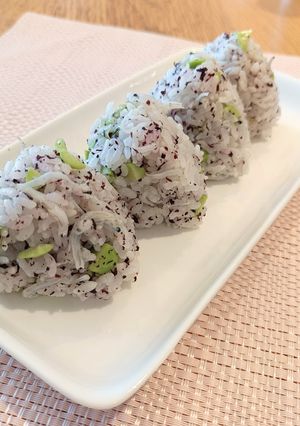 朝食やお弁当に！しらすと枝豆のおにぎり-レシピのメイン写真