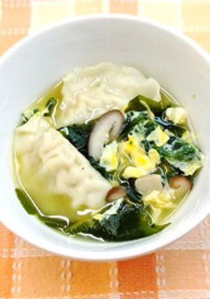 餃子とほうれん草のスープ-レシピのメイン写真