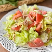 基本からアレンジまで！思わずつくりたくなる「トマトとレタスのサラダ
