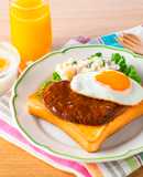 チキンハンバーグのオープンサンド