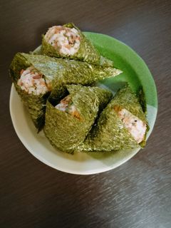 そぼろと大葉と梅の焼き海苔おむすび-レシピのメイン写真